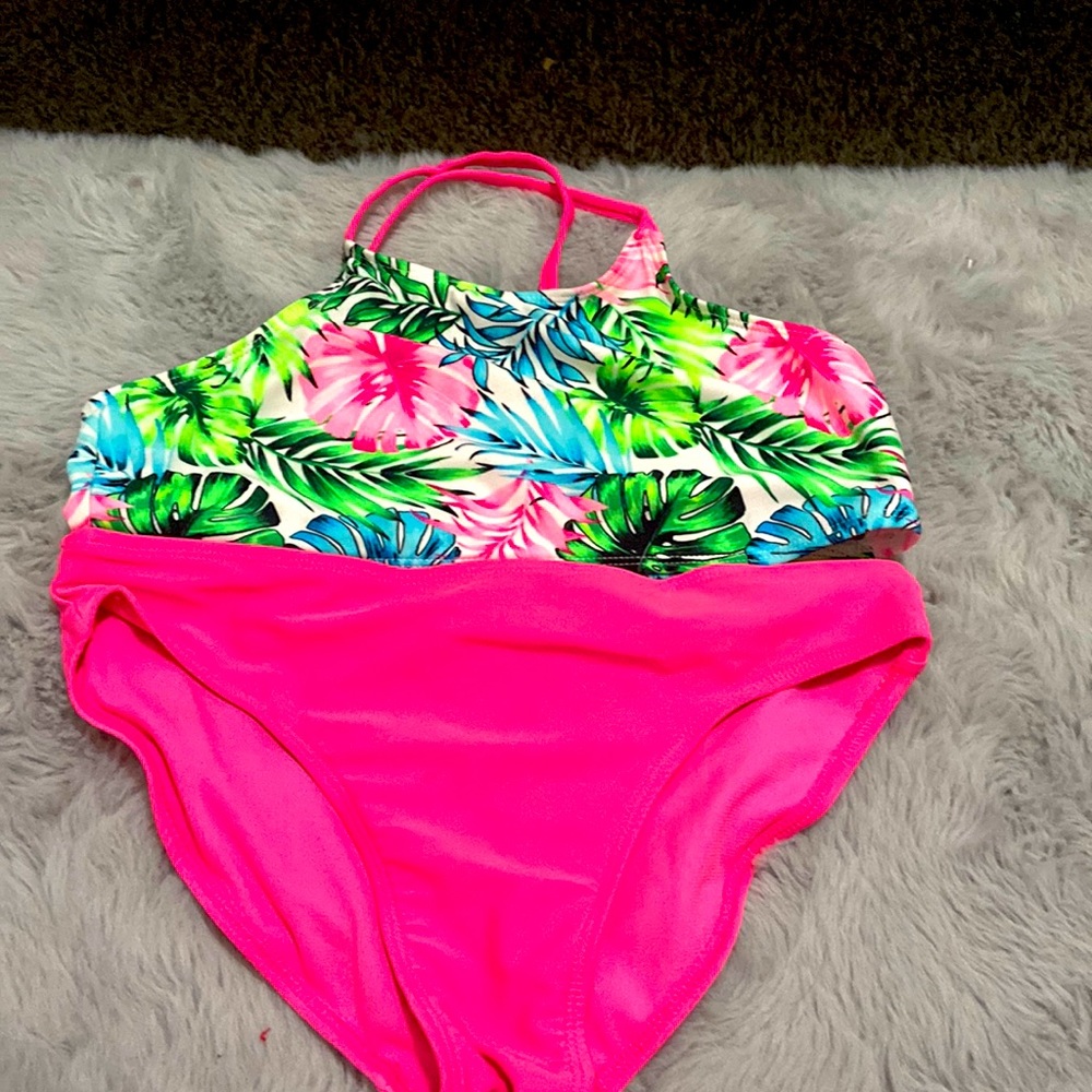 The bottoms are pink the top is different colors the brand is wonder nation.
